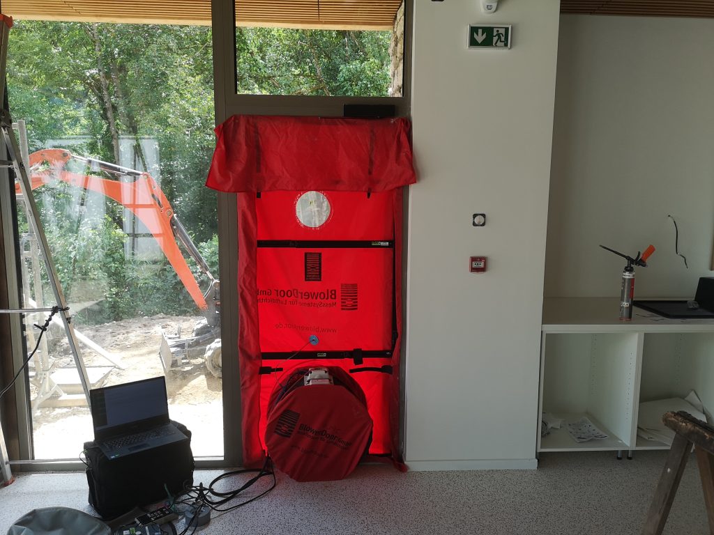 Test d’étanchéité à l’air tertiaire : Réussite pour les bureaux d’un entrepôt Amazon Test d'étanchéité à l'air d'une crèche en isère