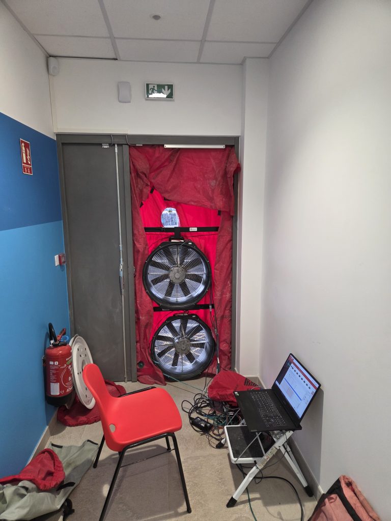 Test d’étanchéité à l’air tertiaire : Réussite pour les bureaux d’un entrepôt Amazon Test infiltrométrie multi-ventilateur